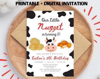 Puede incluir: Invitación imprimible para una fiesta de cumpleaños de un niño de 5 años. La invitación presenta una vaca de dibujos animados con una nugget de pollo y el texto "Our Little Nugget is turning 5!" La invitación está decorada con un fondo de estampado de vaca.