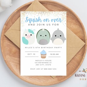 Op de afbeelding: Een witte uitnodiging met blauwe en groene accenten. De uitnodiging zegt "Squish on over and join us for Miles's 6th Birthday Party". De uitnodiging bevat een datum, tijd en locatie voor het feest.
