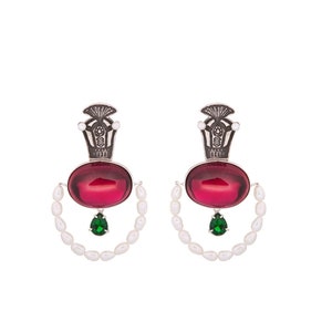 Puede incluir: Un par de pendientes de plata con una piedra ovalada roja, una piedra verde y un diseño de gota de perla.
