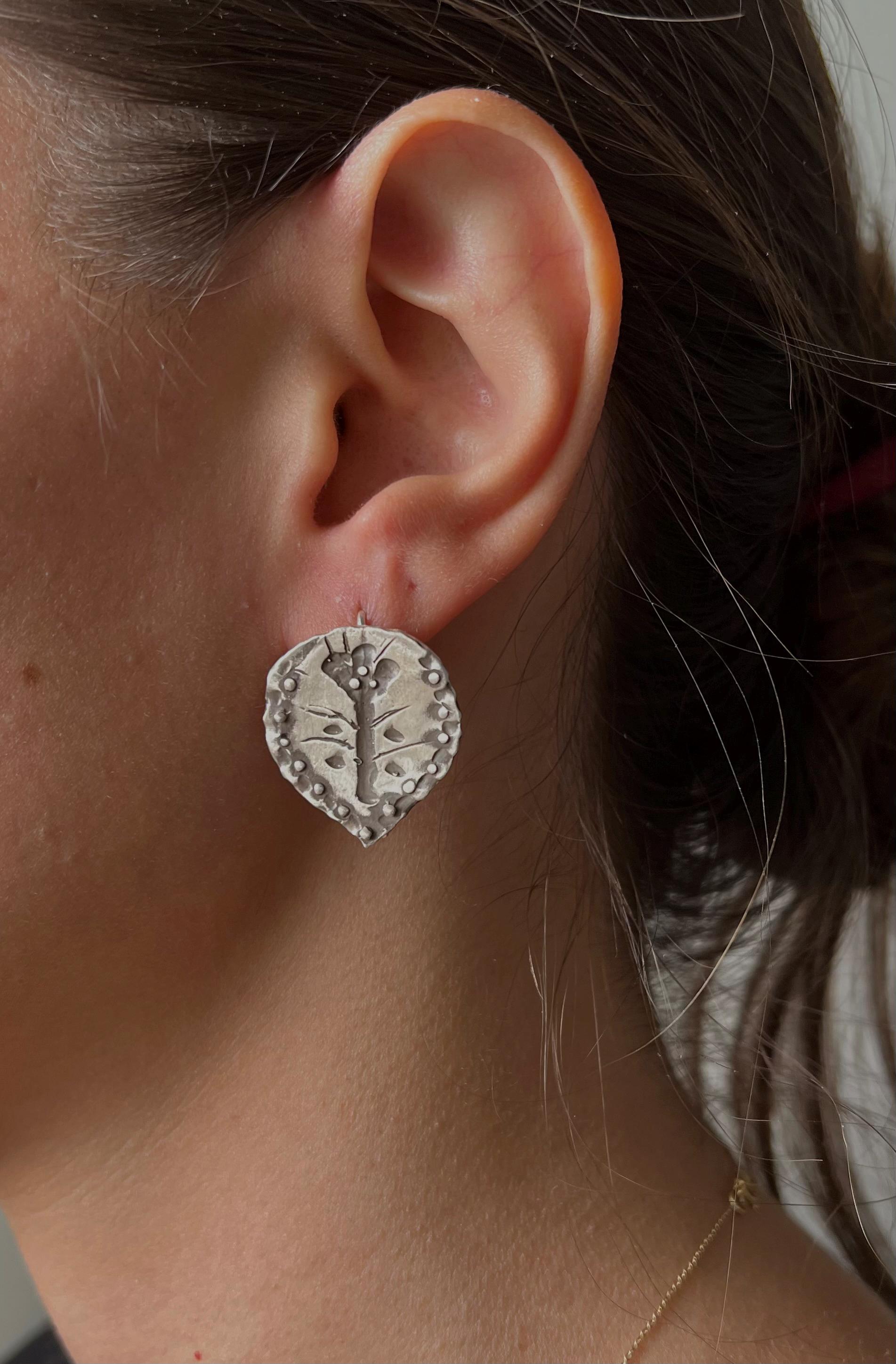 Orecchini a forma di fiore di tulipano in argento sterling massiccio per orecchie forate a tema floreale metallo prezioso fine jewellery fashion - Italia