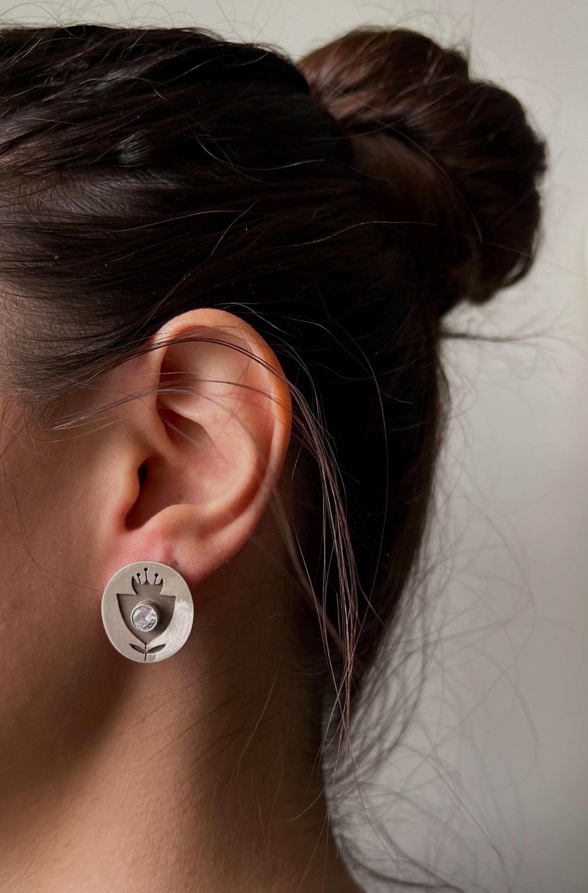 Orecchini a bottone in argento sterling con rubino fatti a mano: design a cuore e tulipano - Italia