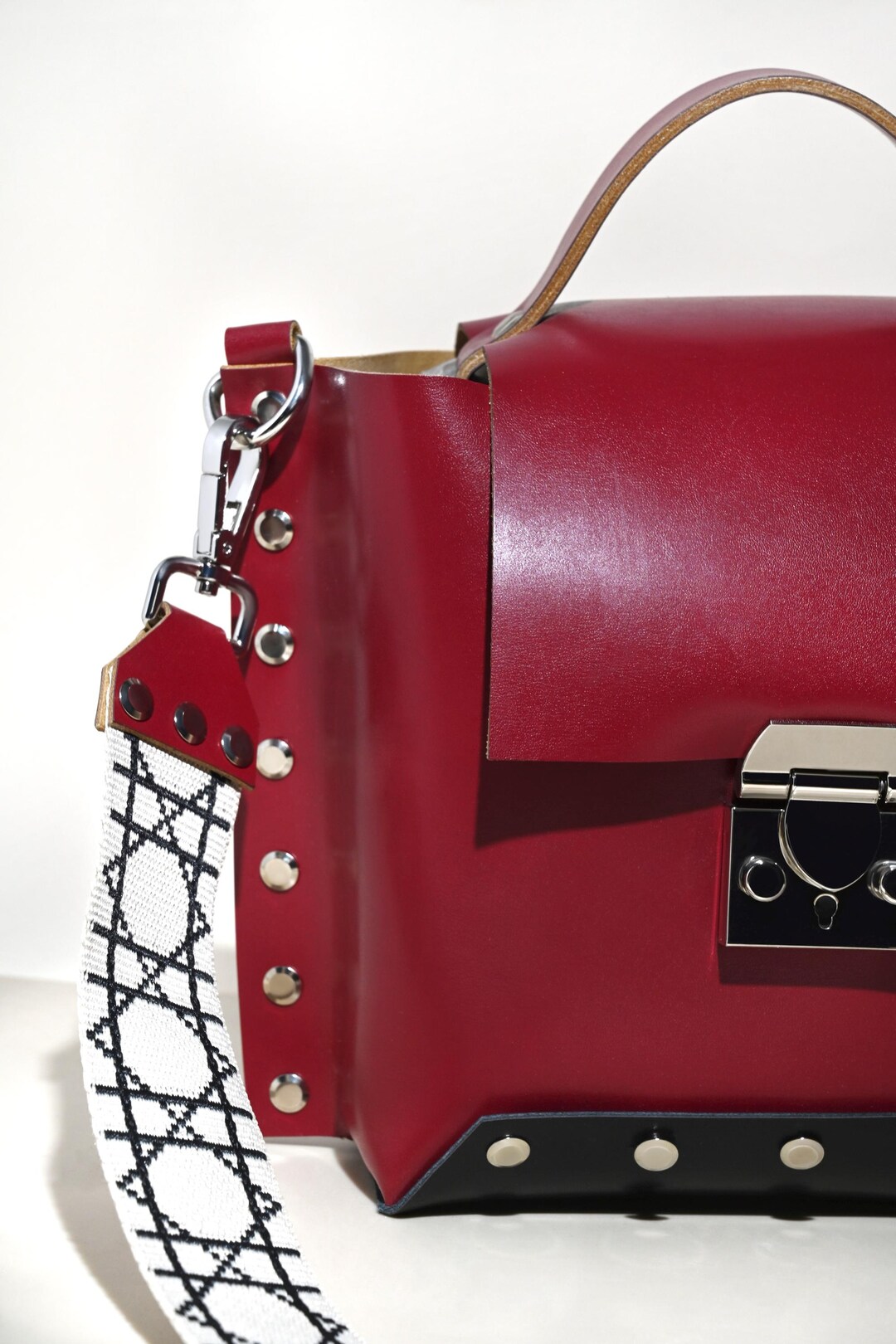 Ladies Single Sided Embroidered Shiny Leather Handbag(Red Wine)