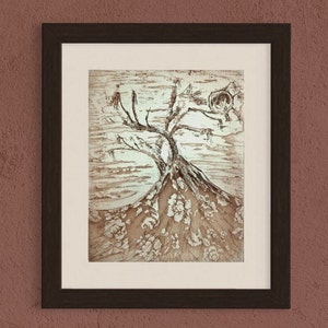 Puede incluir: Un dibujo en blanco y negro enmarcado de un árbol con un fondo estampado. El árbol tiene un tronco grueso y ramas que se extienden en todas direcciones. El fondo es de color marrón claro con un patrón de pequeñas flores.