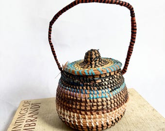 ヴィンテージの伝統的なアフリカの小さなラフィアバスケット | 蓋付き