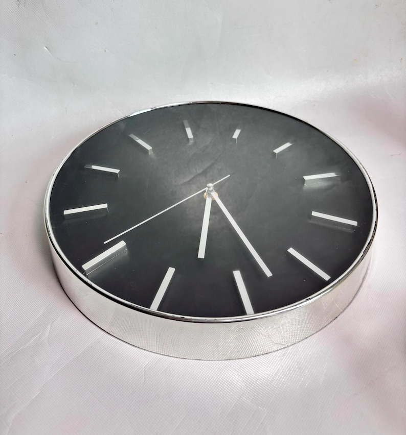 Vintage 1980s Heyu Chrome and Black 12” Postmodern Design Wall Clock / / Modern Space Age Atomic Silver Clock