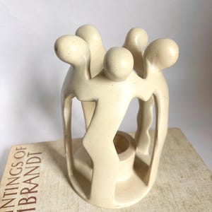 Vintage handgeschnitzter Speckstein Kreis der Freunde Einheit Statue Kerzenhalter - fünf 5 Figuren Stein Freunde Kreis