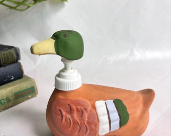 Ręcznie robiony ceramiczny dozownik mydła w kształcie kaczki krzyżówki, zaprojektowany przez Stevena Rhoadesa – Akcesoria łazienkowe inspirowane Lakeside