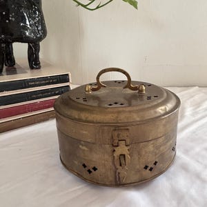 ヴィンテージのピアス付き真鍮製クリケットケージ - 蓋とハンドル付きの大きな小物入れ / ボヘミアンジュエリーボックス