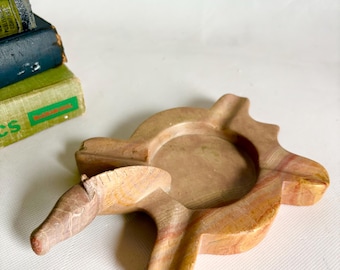 ヴィンテージ風の素朴な手彫りソープストーン製シマウマの動物フィギュア灰皿／小物入れ - ケニア製 // サファリ動物テーマ