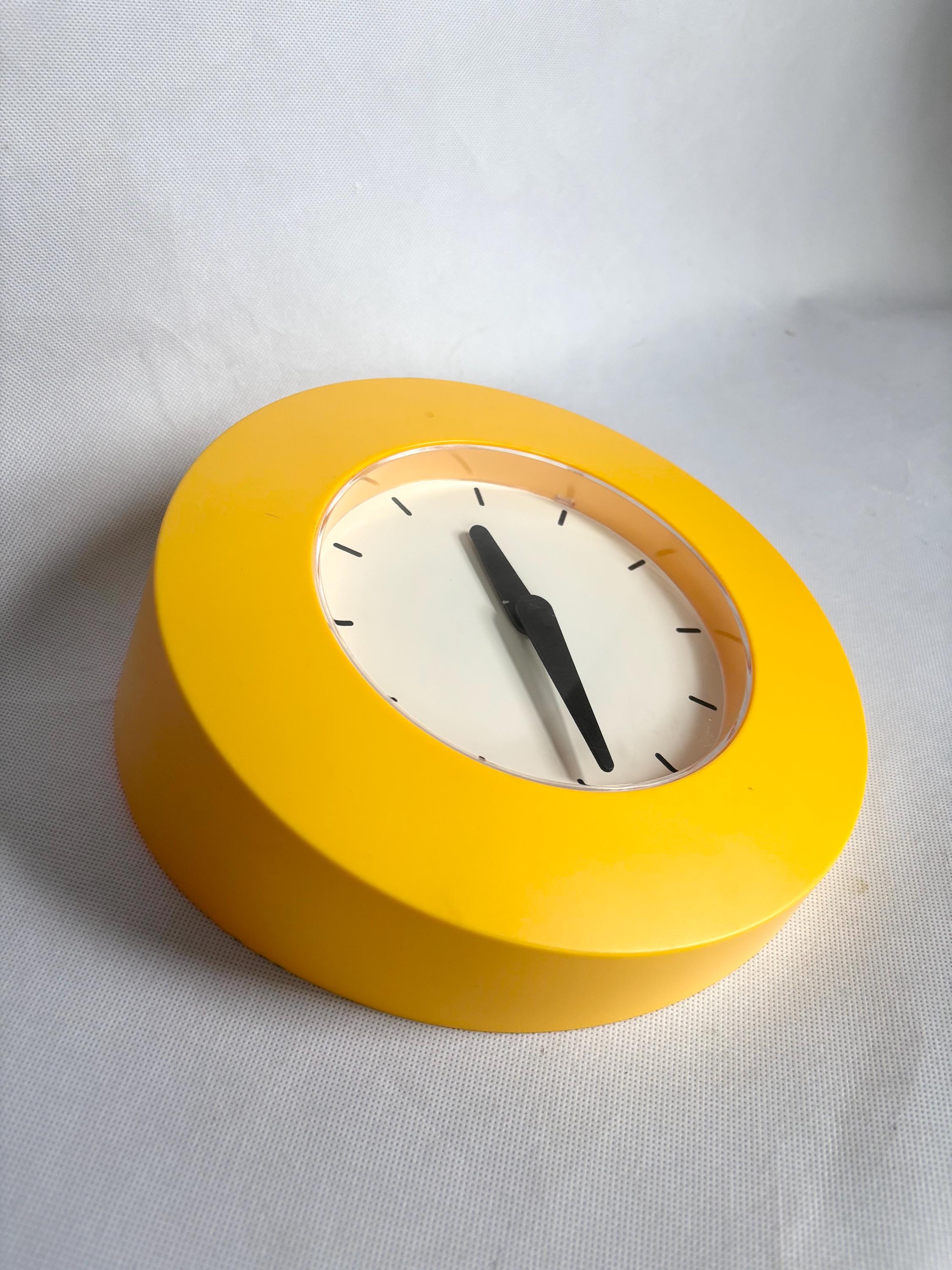 Reloj de pared amarillo de diseño posmoderno vintage de los años 90 IKEA Kvarta de Henrik Preutz: reloj inspirado en el diseño de Memphis con formas posmodernas de 9,5" de ancho