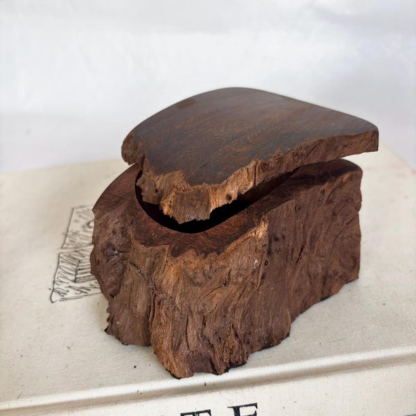 Caja vintage tallada en madera de secuoya de California con borde vivo y tapa: joyero, caja de recuerdos o caja para anillos