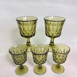 Juego de 5 copas de vino Vintage Perspective color verde musgo de NORITAKE - 5 copas de vino verdes de 11,7 cm de altura.