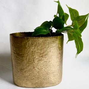 Vintage Large Hammered Brass Metal Planter with Scalloped Rim Edges - Beautiful Brass Basket / Planter / Container 8.5” x 8.5”
