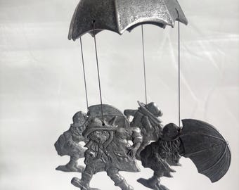 Vintage tinnen Carson luifel metalen windgong "Rainy Day" parapluthema - kinderen in de regen - kinderen, paraplu's, regenlaarzen