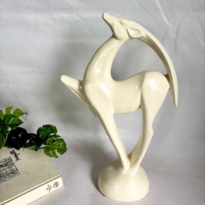 Rara escultura vintage grande de cerámica Art Déco de gacela/antílope de 54 cm de Royal Haeger Pottery en color blanco marfil