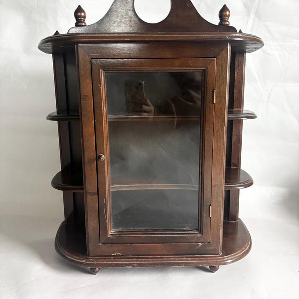 Vitrine vintage de madeira de 62 cm com porta de vidro e prateleiras laterais abertas, 3 níveis, para exibir objetos de coleção e miniaturas | Prateleira de parede para pendurar