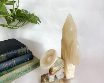 Suporte para livros mexicano vintage em ônix, com formato de sombrero Siesta e cacto, estilo meados do século XX, esculpido à mão, por volta de 1950 - 23 cm de altura.