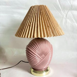 Lámpara de mesa vintage de los años 80, color rosa malva, con base de cristal y diseño Art Déco Revival, con detalles dorados. Pantalla no incluida.