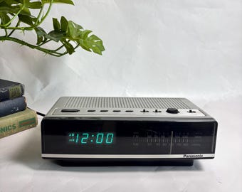 Vintage 1980er Jahre Postmoderner Silber Radiowecker - Sure Time Pfannen aus Japan, 1970er Jahre mit grün blauer Anzeige