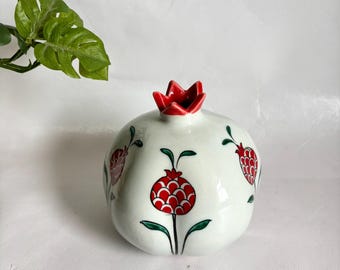 Granada decorativa de cerámica turca hecha a mano con azulejos rojos, 6.5” Vasd - Azulejo Iznik Nazar Charm / Símbolo de abundancia, regalo de estilo otomano