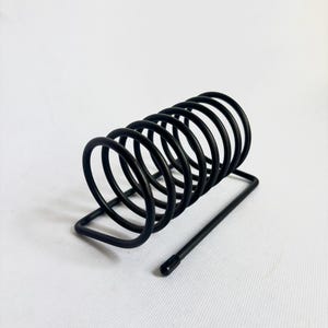 Organizador de escritorio para correo o archivos con resortes en espiral de metal negro posmoderno vintage de los años 80 - Suministros de oficina modernos / Decoración de oficina MCM