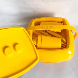 Servizio da picnic vintage Pic-Nic Pac di Pymsa in plastica gialla per 4 persone - Cestino da picnic retrò postmoderno con piatti, ciotole, tazze e posate