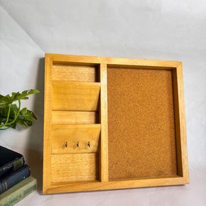 Estante organizador de pared vintage de madera de teca rubia con tablero de corcho, fabricado en Taiwán (ROC), clasificador de correo / gancho para llaves / organizador de entrada / decoración de oficina.