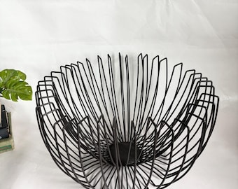 Frutero escultórico posmoderno de alambre doblado grande vintage de 14 pulgadas / Cuenco modernista de alambre negro / Diseño similar al de Ikea Tradig