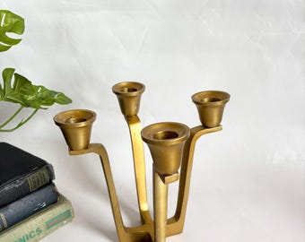 Candelabro de mesa vintage escandinavo de latón dorado con 4 brazos para comedor o salón.