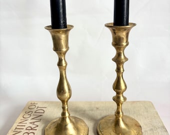 ヴィンテージ Hosley 真鍮製キャンドルホルダー 2個セット 高さ 7 インチ - クラシックなコロニアル ヴィンテージ キャンドルホルダー / 真鍮製キャンドルホルダーセット
