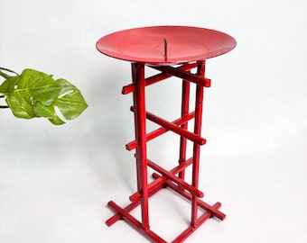 Vintage postmodern röd tungmetall lackerad gallerskulpturell ljusstake // klarröd | Memphis Design-ljus
