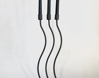 Candelabro alto ondulado de hierro forjado con garabatos esculturales posmodernos vintage / portavelas de pie, estilo Memphis de la década de 1990, 48 cm de alto