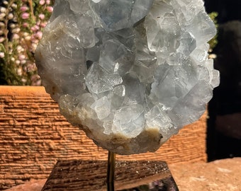 Eine herrliche Celestit Geode mit toller Farbe und Einschlüssen von Limonit aus Madagaskar.