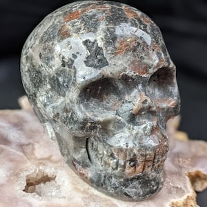 Hand Carved Yooperlite Skull ~ UV Reactive Crystal Skull ~ Glowing Skull