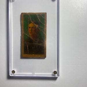 La estatua de la tarjeta de béisbol de Denton True "Cy" Young dedicada a él fue inaugurada por la Universidad Northeastern en el estadio original de los Red Sox