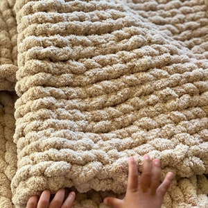 Chunky knit blanket,  Hand knit blanket, Chunky knit Throw, Arm knit chunky blanket giant knit blanket cozy throw blanket, Mothers Day gift
