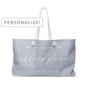 Może przedstawiać: Jasnoniebieska torba z białymi uchwytami z liny. Torba zawiera napis "wedding planner" w ozdobnej czcionce, a także imię "Samantha Smith" i słowa "Business Name Here". Słowo "PERSONALIZE!" znajduje się w ramce.