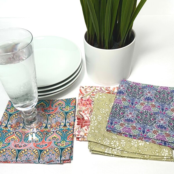 assortiment de serviettes à cocktail en tissu Liberty, mélange de luxe de 4 imprimés floraux non-papier respectueux de l'environnement | Linge de maison durable | Serviettes de table bleu corail rose