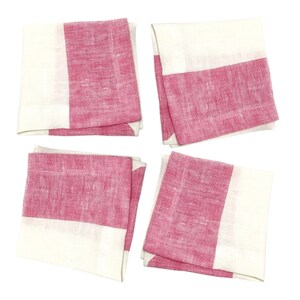 Puede incluir: Cuatro servilletas cuadradas de lino. Cada servilleta es blanca con una amplia banda de color rosa brillante en la parte inferior. Las servilletas están dispuestas en forma cuadrada sobre un fondo blanco. Las servilletas están dobladas.