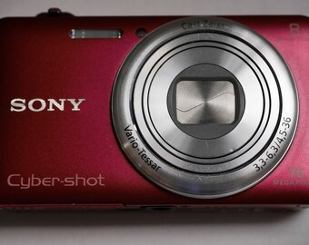 Fotocamera digitale Sony DSC-WX80 SteadySShot da 16,2 MP, filmati Full HD, inclusa batteria e cavo di ricarica, testata