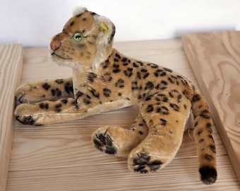 STEIFF Leopard liegend, 1953-1961, 30 cm, mit Knopf und Teil der Fahne