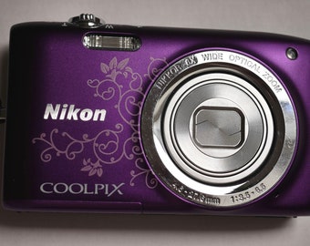 Nikon COOLPIX S2700, appareil photo numérique violet, motif floral, paquet d'accessoires, testé