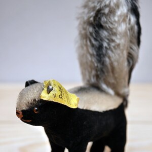 Steiff skunk, 1410/00, 10 cm, button and flag, velvet fur, 1962-63, rare and in top condition.