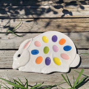 Plateau d&#39;oeufs de lapin, assiette d&#39;oeufs à la diable poterie en céramique faite main