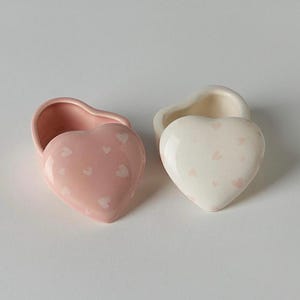 Petit récipient coeur avec couvercle, céramique faite main