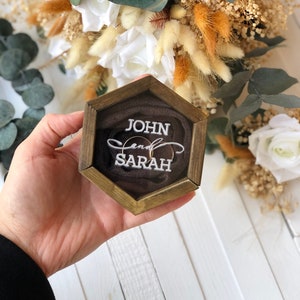 Caja de madera personalizada para anillos: regalo rústico de compromiso y boda