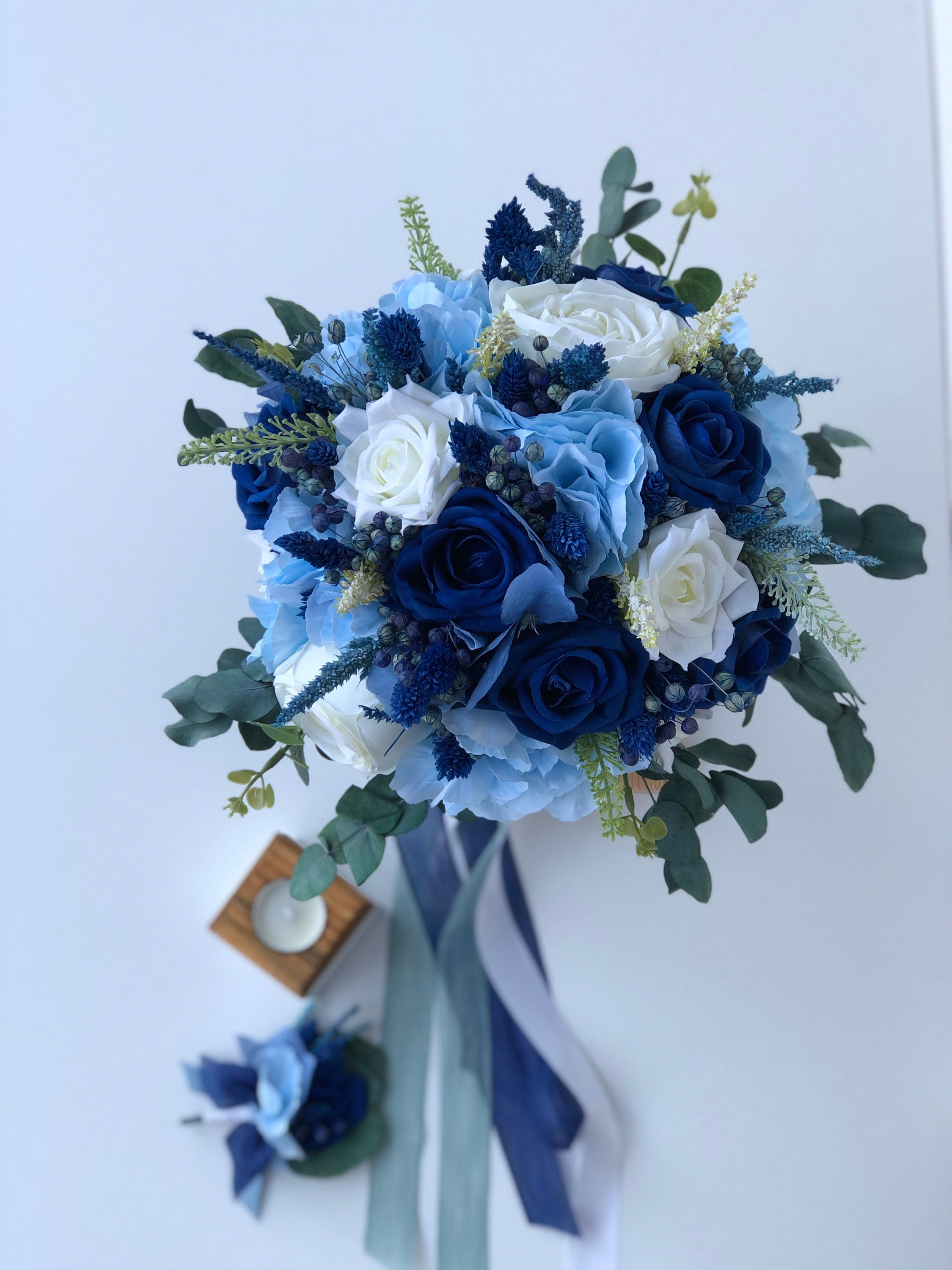 Ramo de novia azul y marfil: rosas de tacto real, flores silvestres y  boutonniere - Etsy México, image size:2250x3000