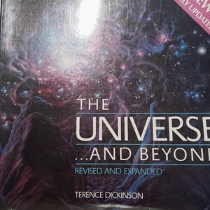 Puede incluir: Una portada de libro con un fondo de nebulosa azul oscuro, morado y rosa con estrellas. El título es "El Universo...Y más allá" con el subtítulo "Revisado y ampliado" y el autor "Terence Dickinson".