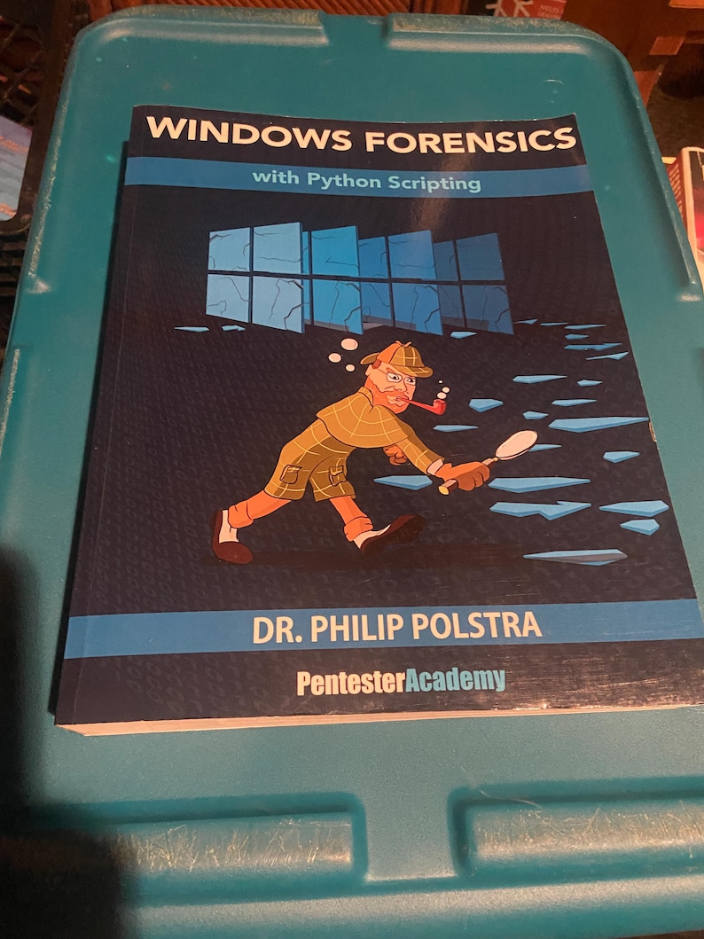 Puede incluir: Un libro de tapa blanda titulado Windows Forensics with Python Scripting de Dr. Philip Polstra. La portada azul oscuro presenta un detective de dibujos animados con pipa y lupa, caminando sobre fragmentos de vidrio azul.