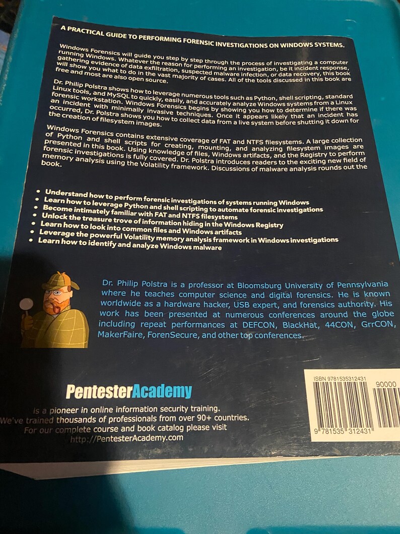 Puede incluir: La contraportada de un libro titulado A Practical Guide to Performing Forensic Investigations on Windows Systems. Incluye un resumen del contenido, una lista de objetivos de aprendizaje, una biograf&iacute;a del Dr. Philip Polstra y un c&oacute;digo de barras ISBN.
